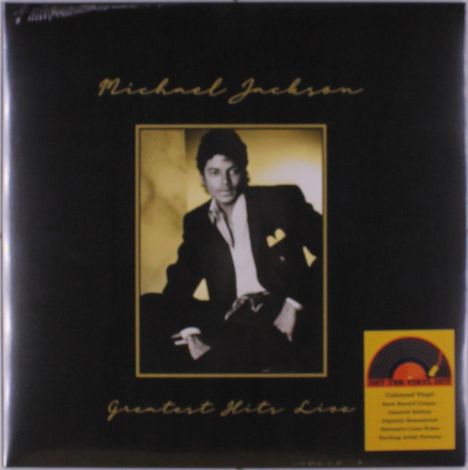 "Michael Jackson Greatest Hits Live" in goldener Schrift. Ein Mann im Anzug sitzt entspannt, daneben ein buntes Logo.