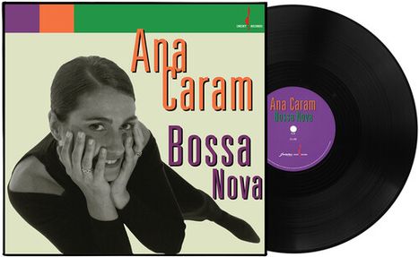 Text: "Ana Caram Bossa Nova". Schwarz-weißes Foto einer lächelnden Frau, die auf ihren Händen ruht. Vinyl-Schallplatte sichtbar.