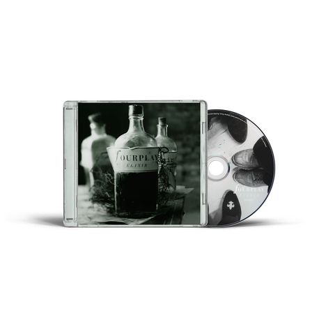 „Fourplay Elixir“ auf einem CD-Cover. Ein Schwarz-Weiß-Foto zeigt Flaschen, eine davon mit dem Label „Fourplay Elixir“.