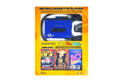 "RETRO CASSETTE PLAYER" in großen Buchstaben, darunter Bilder von Kassettencovern der 60er, 70er, und 80er Jahre.