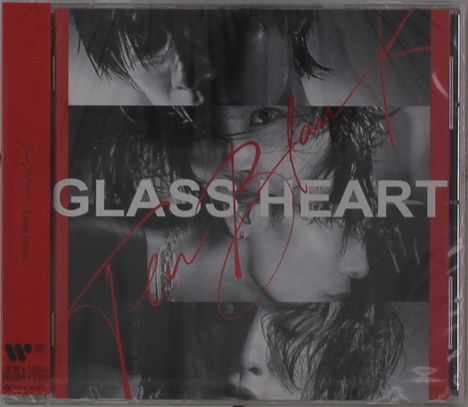 "GLASS HEART" in großen Buchstaben, Schwarz-Weiß-Porträts von drei Personen, mit rotem, handschriftlichem Text darüber.