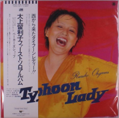 Texte: „Typhoon Lady“, „Runka Ohgami“. Eine fröhliche Person trägt ein gelbes Kleid, Hintergrund in Pinktönen.
