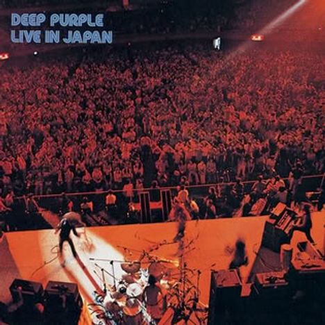"Deep Purple Live in Japan" steht oben links. Eine Bühne, Musiker in Aktion, Blick auf ein großes, dichtes Publikum.