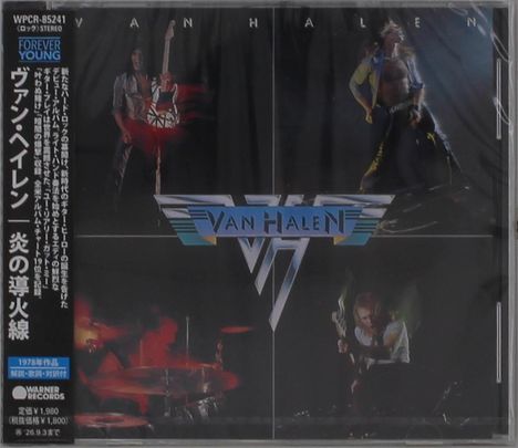 "Van Halen" in großem Schriftzug mit einem blauen, V-förmigen Logo darunter, umgeben von vier Musikern.