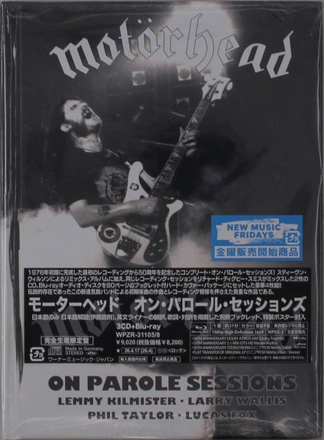 "Motörhead" steht oben. "On Parole Sessions" mit Lemmy Kilmister. Schwarz-Weiß-Foto eines Gitarristen in Aktion.