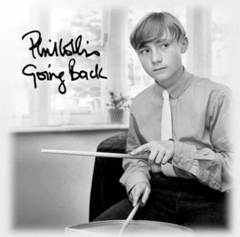 "Phil Collins Going Back" steht neben einem Jungen in Hemd und Krawatte, der konzentriert Schlagzeug spielt.