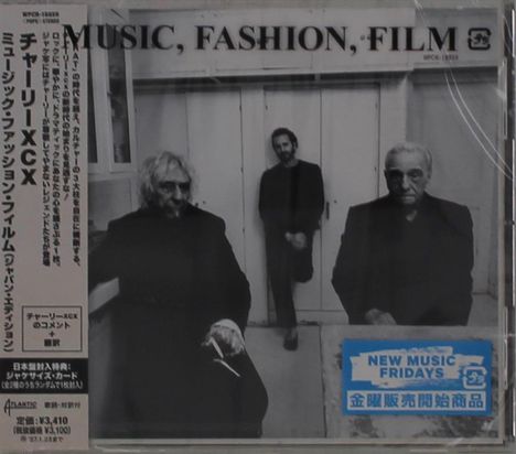 Text: "MUSIC, FASHION, FILM", "NEW MUSIC FRIDAYS". Schwarz-weiß Bild mit drei Männern in Mänteln vor einer Tür. Japanische Schriftzeichen.