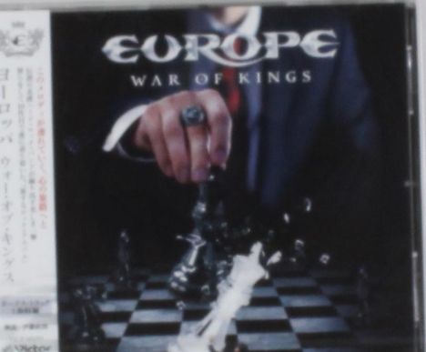 „EUROPE WAR OF KINGS“, eine Hand spielt Schach mit einem großen schwarzen König auf einem Schachbrett.