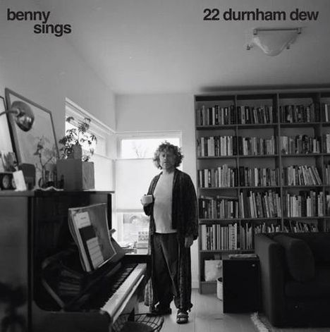 Text: "benny sings", "22 durnham dew". Eine Person steht in einem Raum mit Büchern und einem Klavier.
