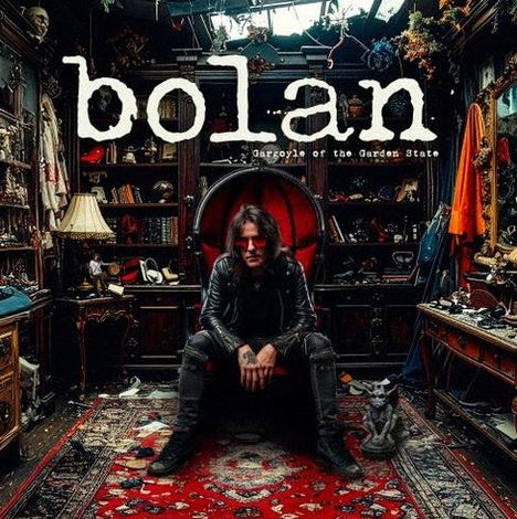 Text: "bolan Gargoyle of the Garden State". Ein Mann sitzt in einem üppig dekorierten, düsteren Raum mit vielen Antiquitäten.