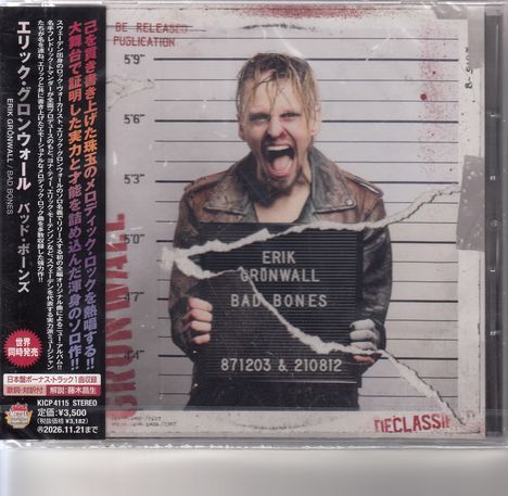 ERIK GRÖNWALL BAD BONES 871203 & 210812. Ein lauter Mann in einer Lederjacke hält ein Schild vor einem Line-up-Hintergrund.