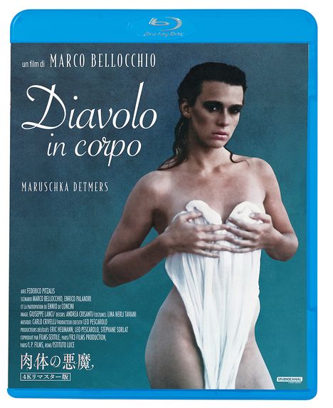 "Diavolo in corpo" steht groß. Eine Frau hält ein weißes Tuch vor ihrem Körper. Der Hintergrund ist blau-grau.