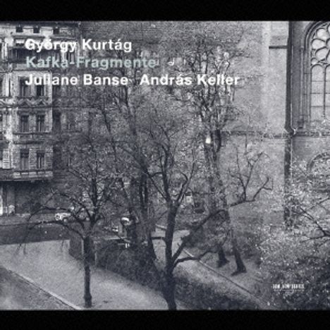 György Kurtág, Kafka Fragmente, Juliane Banse, András Keller. Schwarz-weißes Foto einer städtischen Straßenszene mit Bäumen.