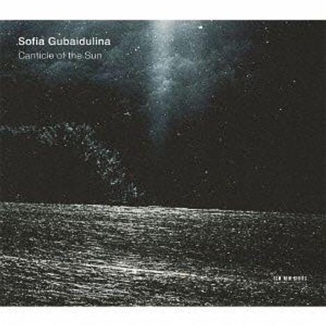 "Sofia Gubaidulina, Canticle of the Sun" steht auf einem Bild, das eine sternenklare Nacht mit Wasseroberfläche zeigt.