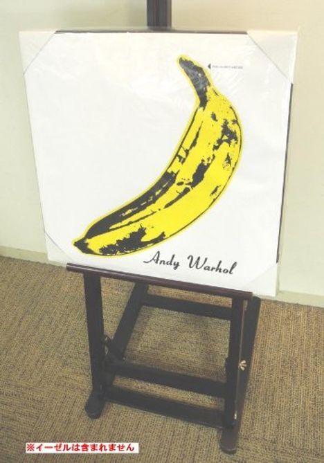 "Andy Warhol" und japanischer Text. Illustration einer Banane auf Staffelei.