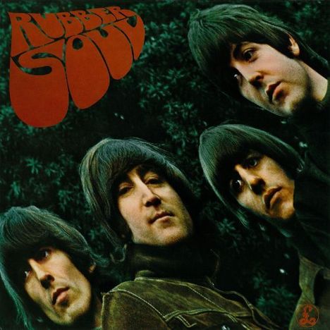 "Rubber Soul" in verzerrter Schrift. Vier Männer mit langen Frisuren blicken in die Kamera, Hintergrund ist grün.