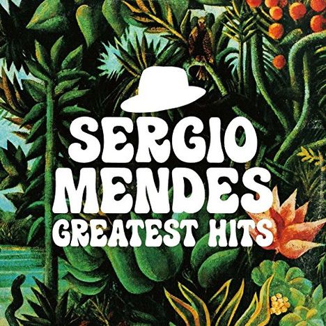 „SERGIO MENDES GREATEST HITS“ in großen, weißen Buchstaben vor einem tropischen Pflanzenhintergrund.