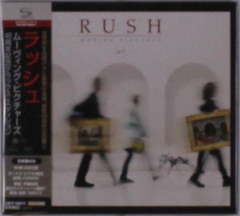Text: "RUSH" und "MOVING PICTURES". Drei verschwommene Personen tragen Gemälderahmen durch einen Flur. Japanische Schriftzeichen links.