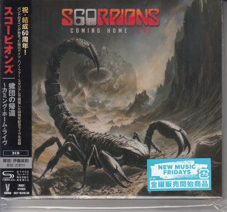 "SCORPIONS COMING HOME LIVE" oben in kräftigen Buchstaben. Illustration: Riesenskorpion vor einer dramatischen Berglandschaft.