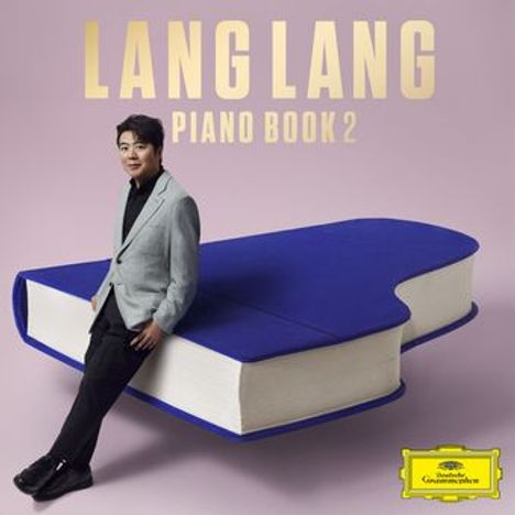 Text: "LANG LANG PIANO BOOK 2". Ein Mann lehnt an einem Buch in Form eines Flügels. Unten ein gelbes Logo.