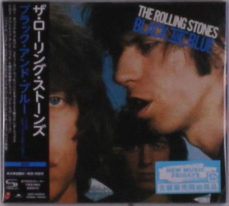 "The Rolling Stones Black and Blue" Albumcover mit Gesichtern von Bandmitgliedern vor blauem Hintergrund. Japanische Schrift rechts.