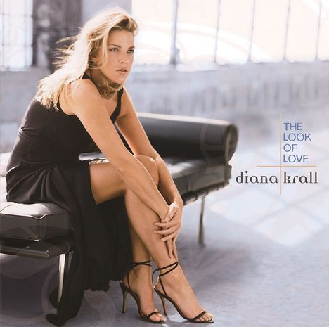 Die Worte "The Look of Love" und "diana krall". Eine blonde Frau sitzt in einem schwarzen Kleid auf einer Bank.