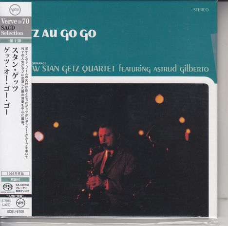 "STAN GETZ QUARTET featuring ASTRUD GILBERTO" auf einer jazzigen, dunklen Bühne.