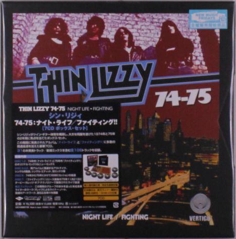 "THIN LIZZY 74-75 NIGHT LIFE FIGHTING". Vier Personen vor Ziegelwand. Skyline unten mit nachts beleuchteten Gebäuden.