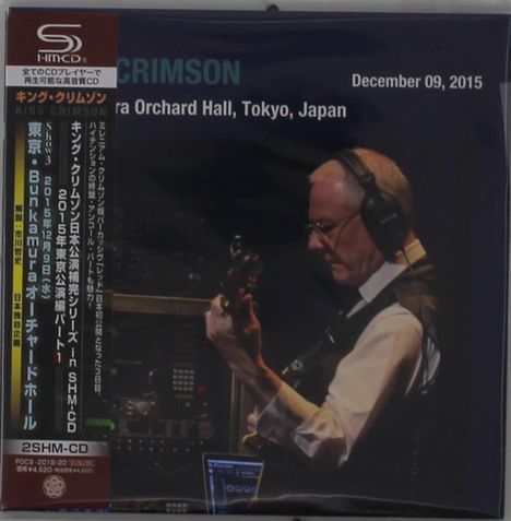 "King Crimson, Bunkamura Orchard Hall, Tokyo, Japan, December 09, 2015." Ein Mann spielt Gitarre mit Kopfhörer.