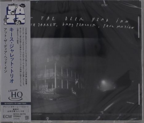 Text: „At the Deer Head Inn“, „Keith Jarrett, Gary Peacock, Paul Motian“. Schwarz-Weiß-Foto eines Gebäudes. Tape-Logo.