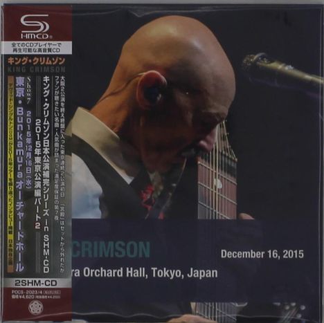 "King Crimson, December 16, 2015, Bunkamura Orchard Hall, Tokyo, Japan." Nahaufnahme eines Musikers bei einem Auftritt.