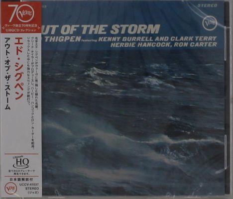 "OUT OF THE STORM" oben in großen Buchstaben. Unten eine stürmische Meereslandschaft. Japanische Schriftzeichen links.
