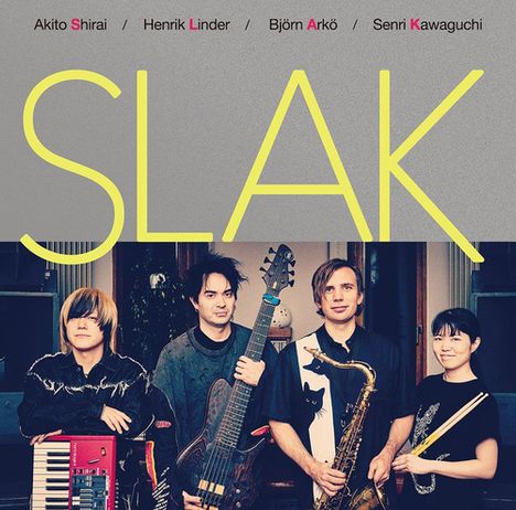 „SLÄK“ steht in großer gelber Schrift. Darunter vier Personen mit Musikinstrumenten. Namen: Akito Shirai, Henrik Linder, Björn Arkö, Senri Kawaguchi.