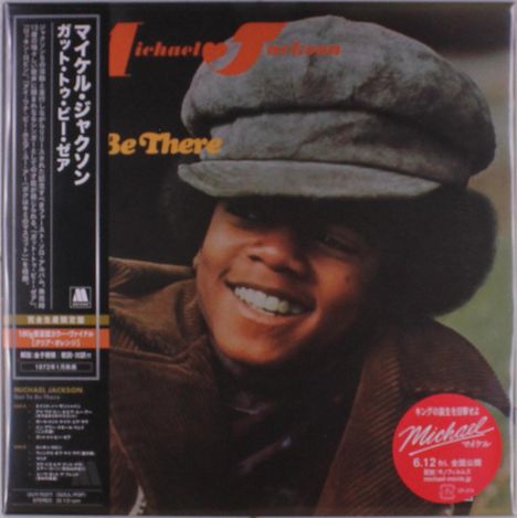Links japanische Schrift, oben "Michael Jackson", in der Mitte "Be There". Junge Person trägt Mütze, lächelt freundlich.