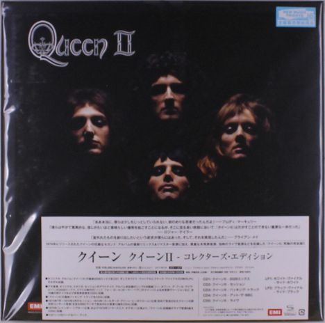 "Queen II" in stilisierter Schrift oben links. Vier Gesichter in dramatischer Beleuchtung, der Hintergrund ist dunkel.