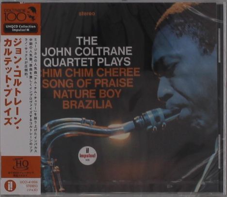 "The John Coltrane Quartet Plays" ist in Weiß auf schwarzem Hintergrund geschrieben. Ein Musiker spielt Saxophon.