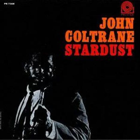Text: "JOHN COLTRANE STARDUST". Ein Musiker in einem Anzug hält ein Saxophon, umgeben von einem dunklen Hintergrund.