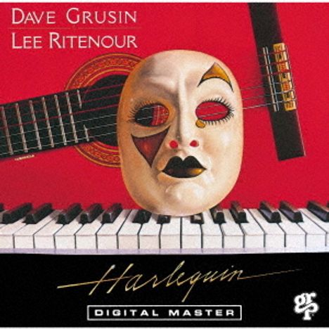 "DAVE GRUSIN LEE RITENOUR" oben, "Harlequin" unten. Ein Maskenbild mit Gitarre im Hintergrund und Klaviertasten vorne.