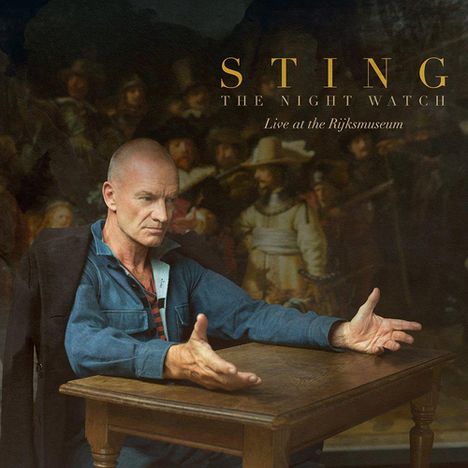 STING THE NIGHT WATCH Live at the Rijksmuseum. Ein Mann sitzt an einem Tisch vor einem historischen Gemälde.