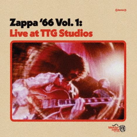 „Zappa '66 Vol. 1: Live at TTG Studios“. Verschwommenes Foto einer Person, die Gitarre spielt. Retro-Stil.
