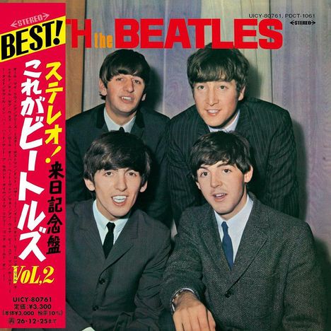 Japanischer Text links, oben „THE BEATLES“. Vier Männer in Anzügen lächelnd in die Kamera schauend.