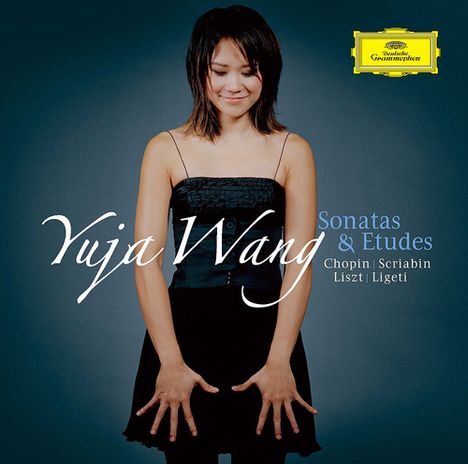 "Yuja Wang, Sonatas & Etudes, Chopin, Scriabin, Liszt, Ligeti." Eine Frau in einem schwarzen Kleid lächelt, stehend.