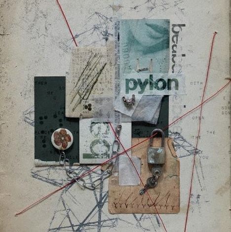 Collage mit Textfragmenten, teils lesbar: "Python", "beau". Verschiedene Materialien, rote Fäden, Vorhängeschloss.