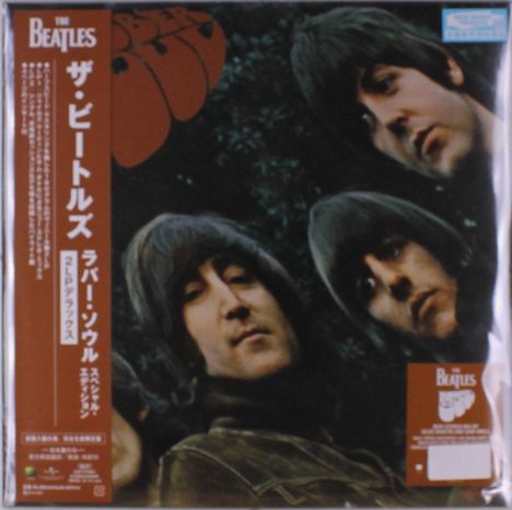 Links steht „The Beatles“ und japanische Schriftzeichen auf rotem Hintergrund. Drei Männer mit Pilzkopf-Frisuren schauen nach unten.