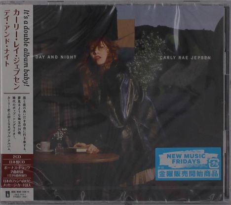 "Day and Night" und "Carly Rae Jepsen" sind sichtbar. Eine Frau mit rotem Haar sitzt an einem Tisch mit einer Tasse und Buch.