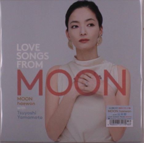 Text: "LOVE SONGS FROM MOON" und "MOON haewon with Tsuyoshi Yamamoto." Frau in elegantem Outfit schaut zur Seite.