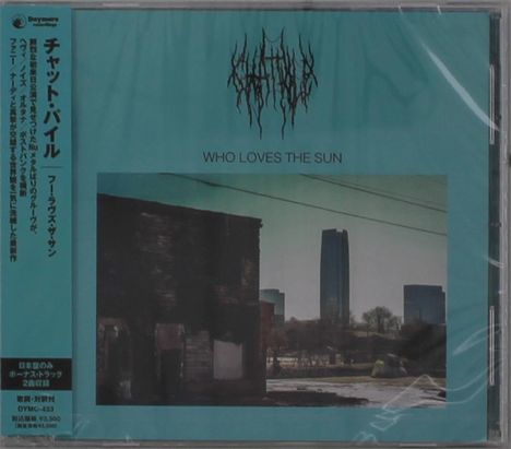 Ein türkisfarbenes Cover mit japanischen Schriftzeichen links. Text: "WHO LOVES THE SUN". Darunter ein Foto von Gebäuden.