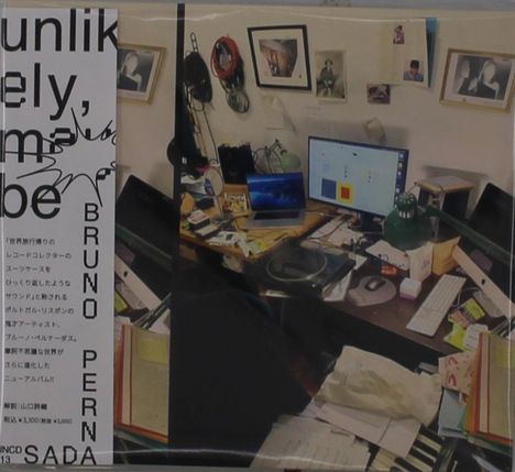 Text: "unlikely, maybe BRUNO PERNA". Ein chaotischer Schreibtisch mit Computer, Notizen, Fotos an der Wand.