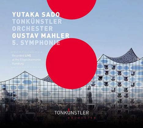 Yutaka Sado, Tonkünstler Orchester, Gustav Mahler 5. Symphonie. Hintergrund zeigt die Elbphilharmonie mit rotem Design.