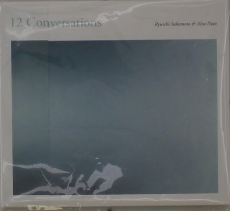 Text oben links: "12 Conversations". Rechts: "Ryuichi Sakamoto & Alva Noto". Subtiles Farbmuster in Blau und Grau.